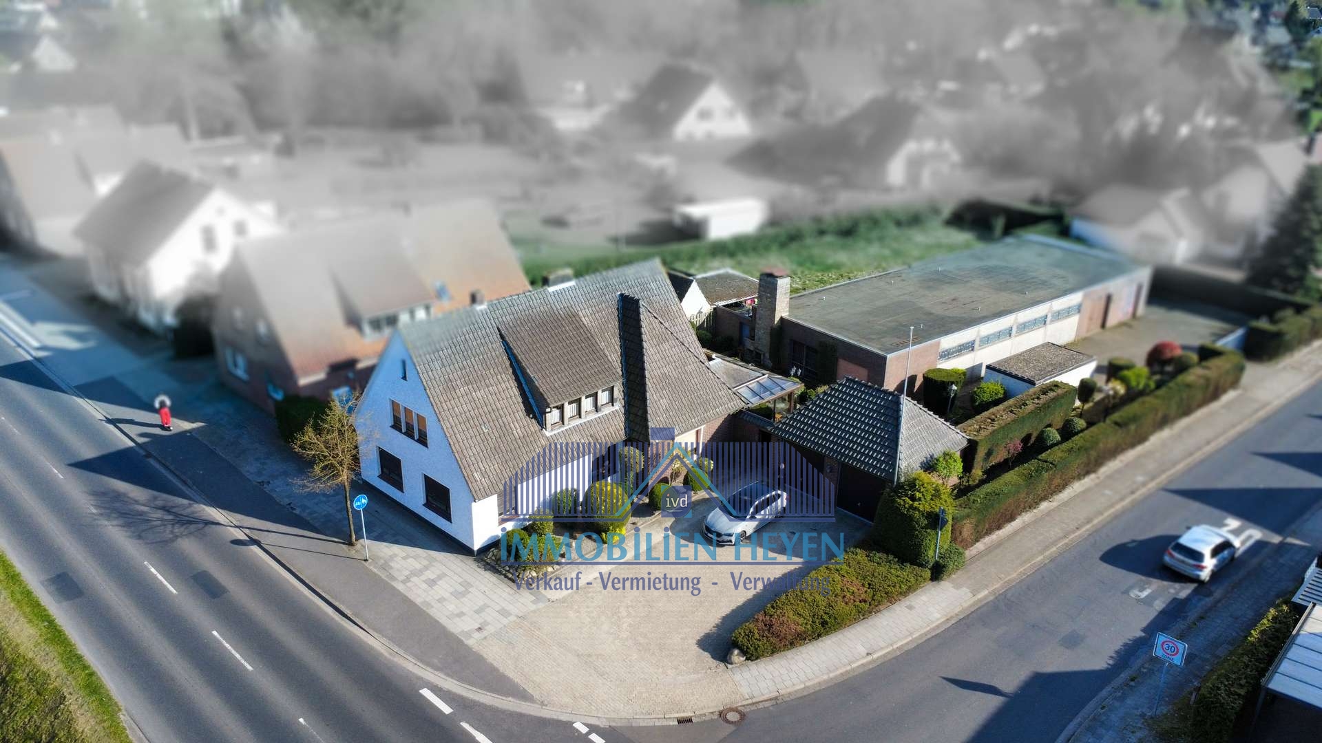 !!Geräumiges Wohnhaus mit großer Lagerhalle in Papenburg am Obenende!!