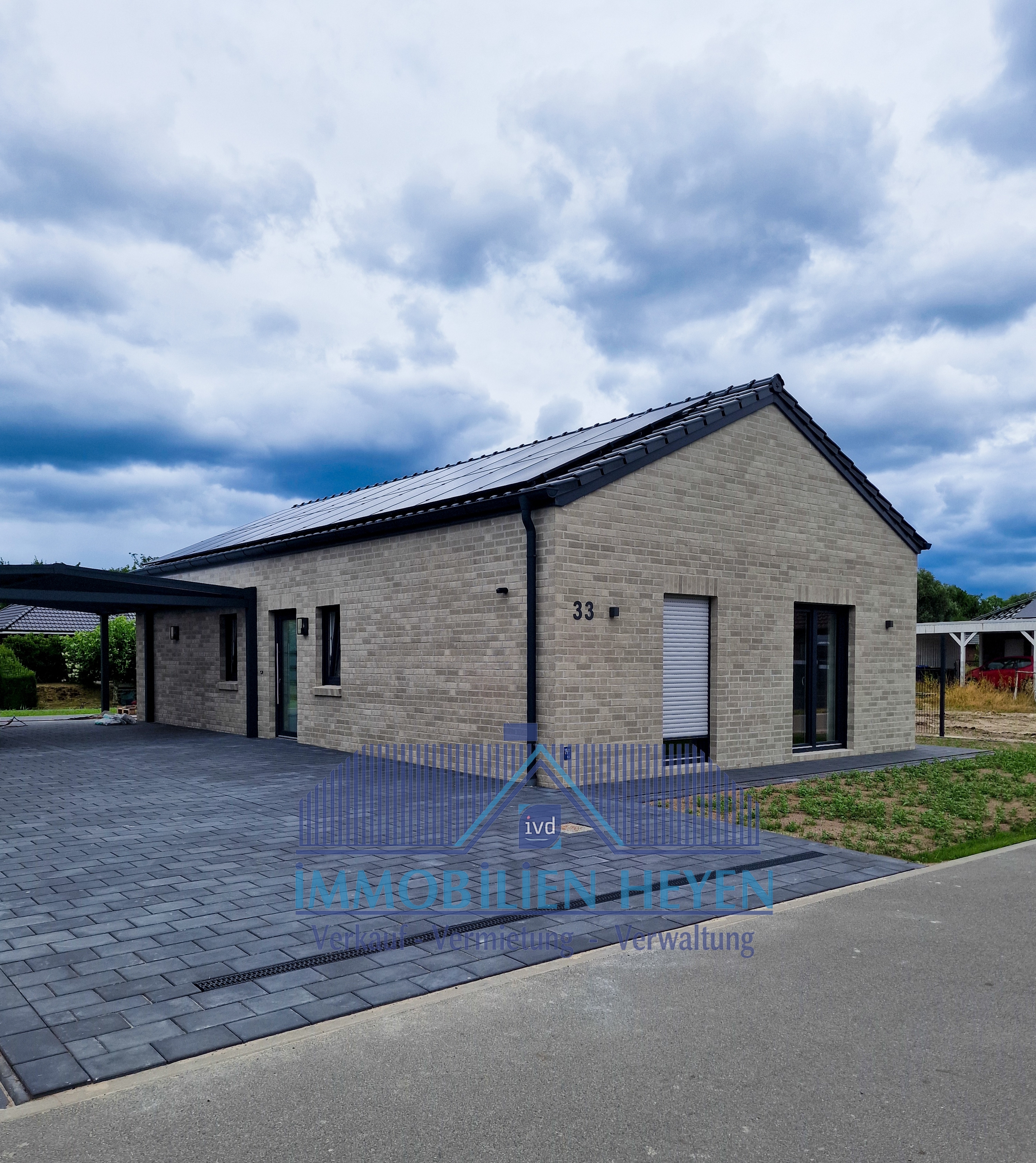 Wohnen am Wasser – moderner Neubau-Bungalow mit Terrasse und eigenem Carport