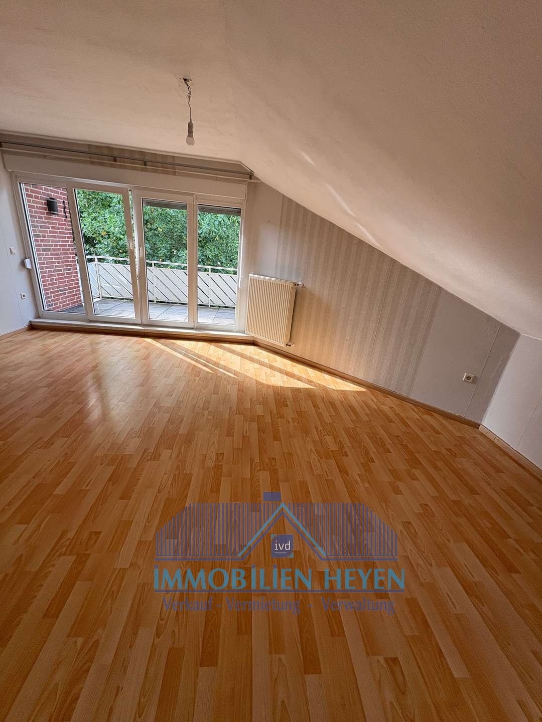 Helle und geräumige Oberwohnung mit Balkon